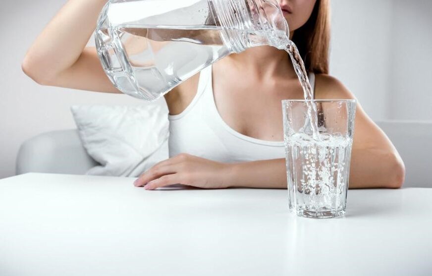 La boisson abondante aide au traitement de la cystite